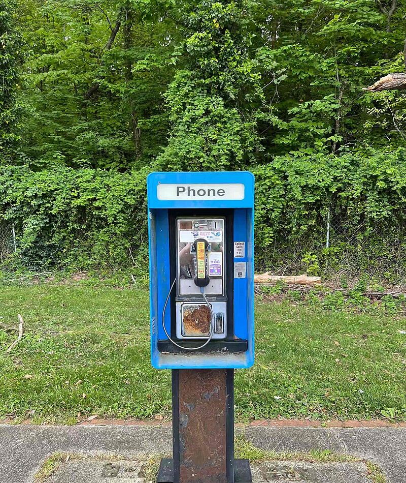 Pay-Phone Booth Chats: Coins, Privacy, and Collect Calls