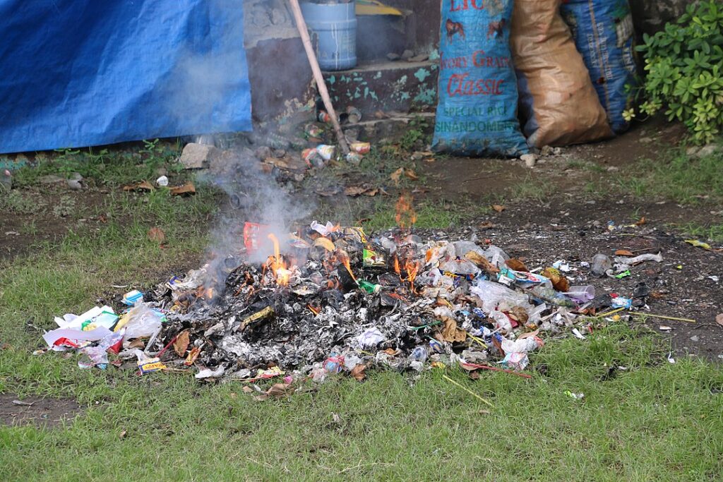 Burning_garbage_philippines_w