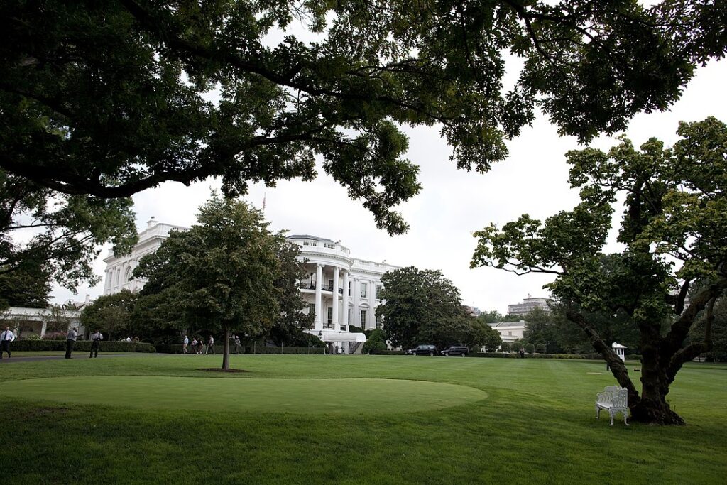South_Lawn_and_golf_green_of_the_White_House