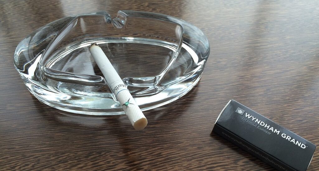 Ashtray_and_lighter