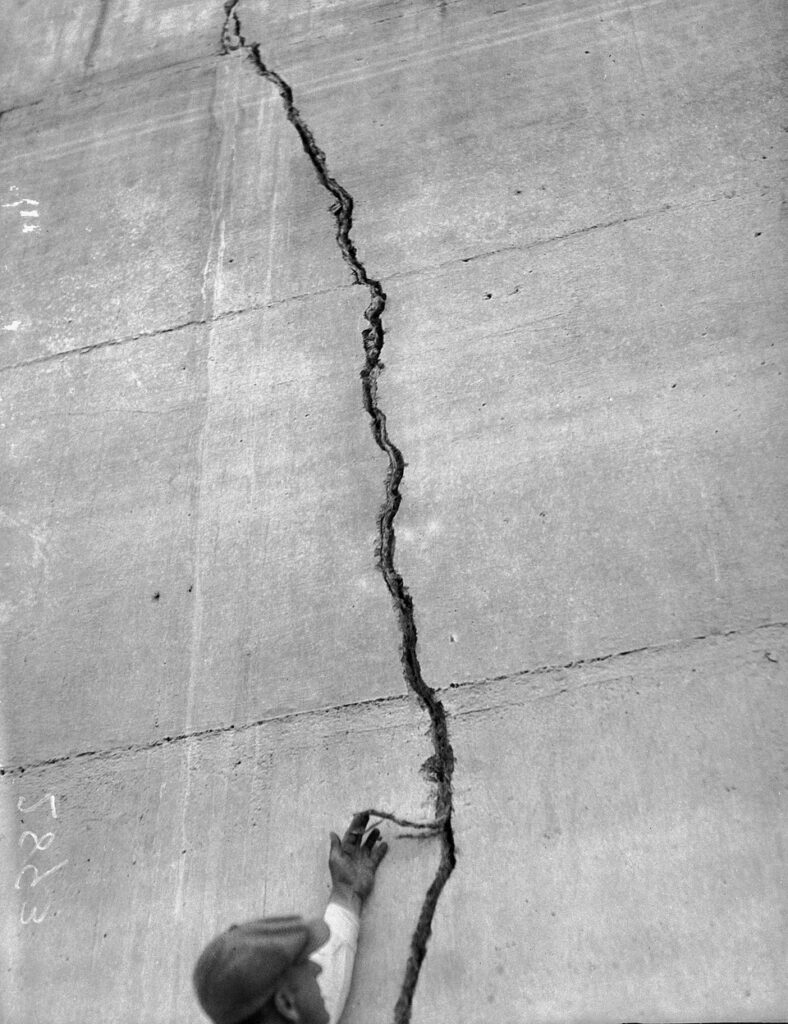 Man_pointing_at_crack_