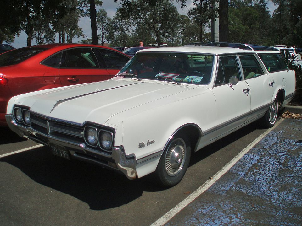 Oldsmobile Vista Cruiser: Panoramic Joyrides